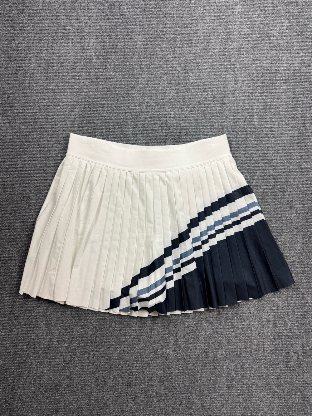 Athleta Match Point Pleated Colorblock Skort White Navy Blue Size Medium Tennis